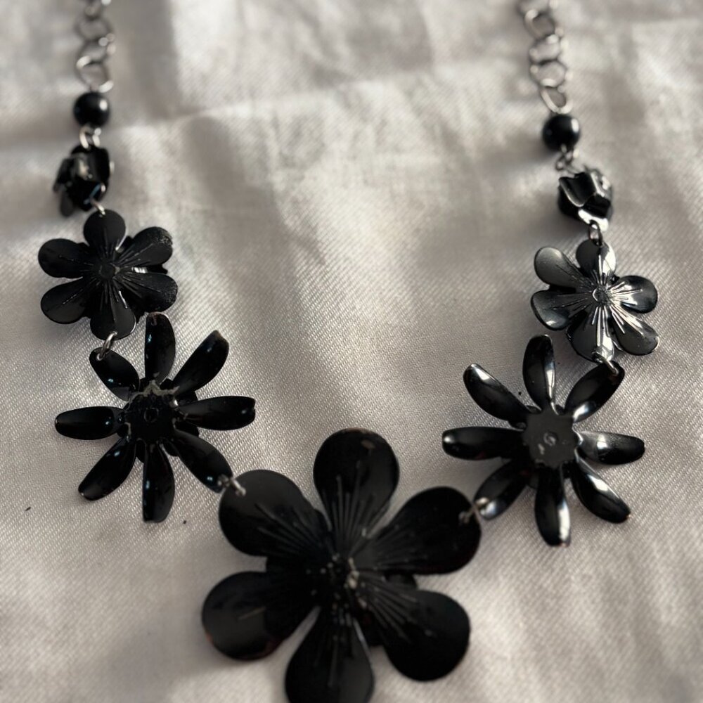 Claire’s Black Enamel Flower Statement Necklace Floral Bib Gunmetal Chain - Picture 8 of 10